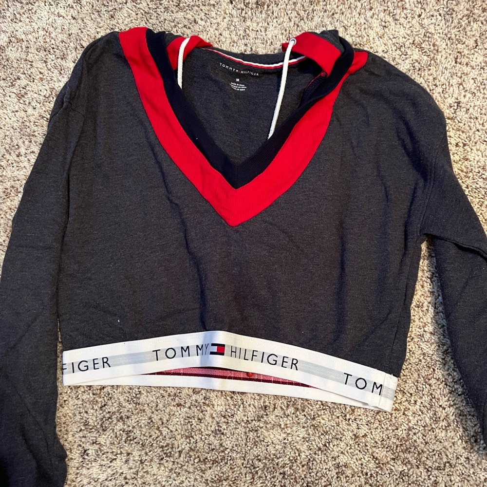 Size medium Tommy Hilfiger cropped sweatshirt